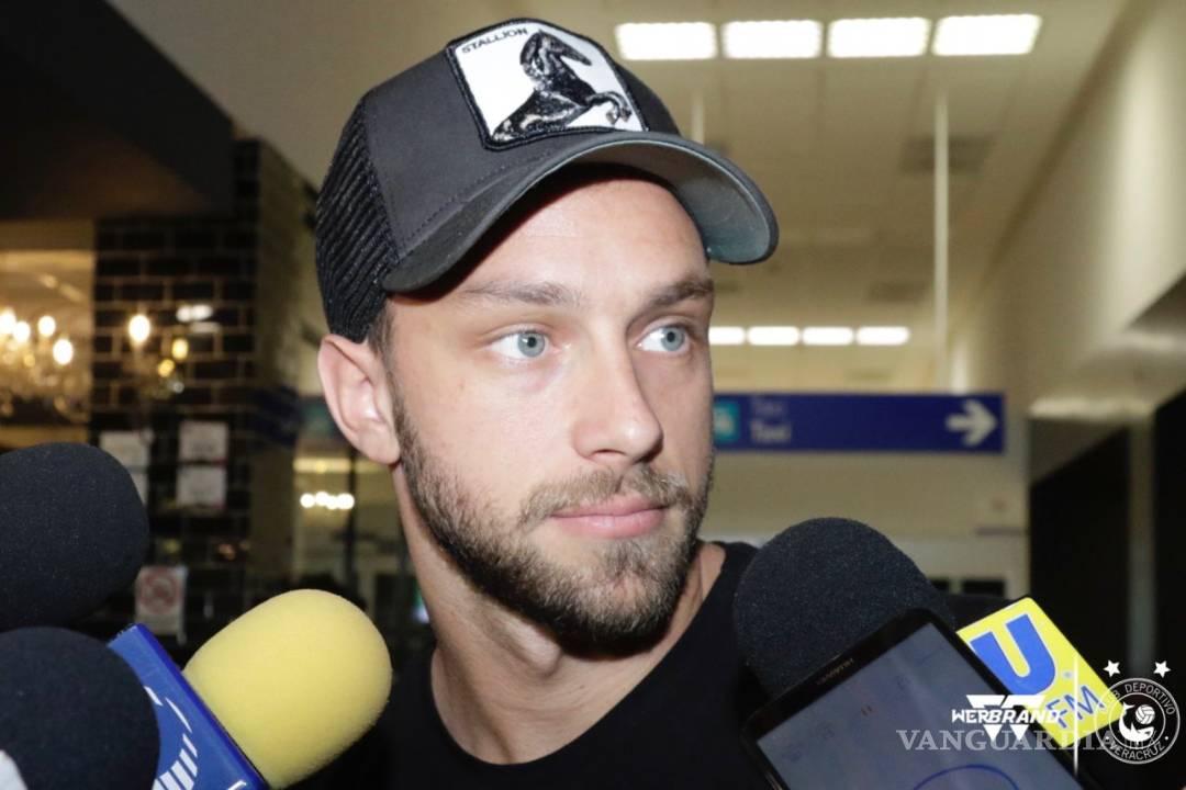 $!Los Tiburones Rojos son una 'calca' de los Cuervos de Nuevo Toledo (en Puebla) y cumplieron con tener a su Aitor Cardoné