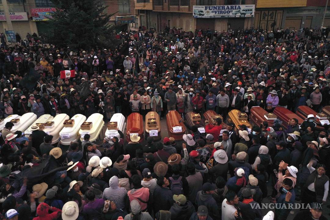 $!Residentes asisten a la vigilia por los muertos durante los disturbios por la destitución del presidente Pedro Castillo, en Juliaca, Perú, el 10 de enero de 2023.