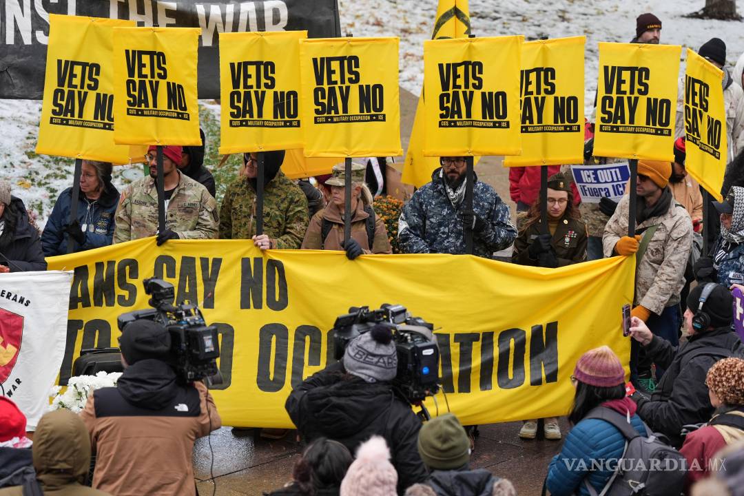 $!Veteranos se reúnen durante una protesta del Día de los Veteranos en Chicago.