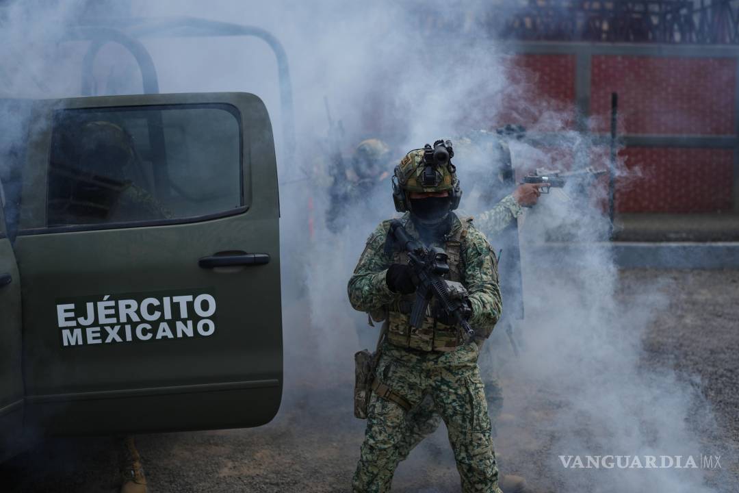 $!Una unidad de fuerzas especiales del Ejército mexicano participa en un simulacro antiterrorista en un centro de entrenamiento en Temamatla, Estado de México.