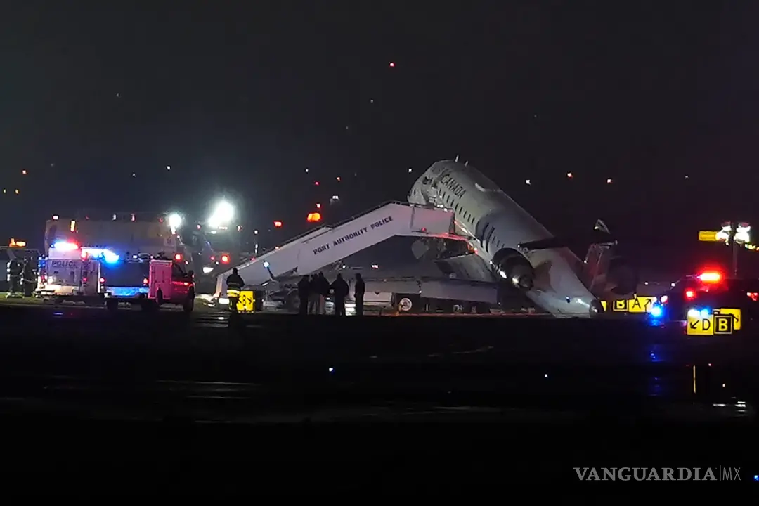 $!Avión de Air Canada choca con camión de bomberos en Aeropuerto LaGuardia en Nueva York; mueren dos pilotos