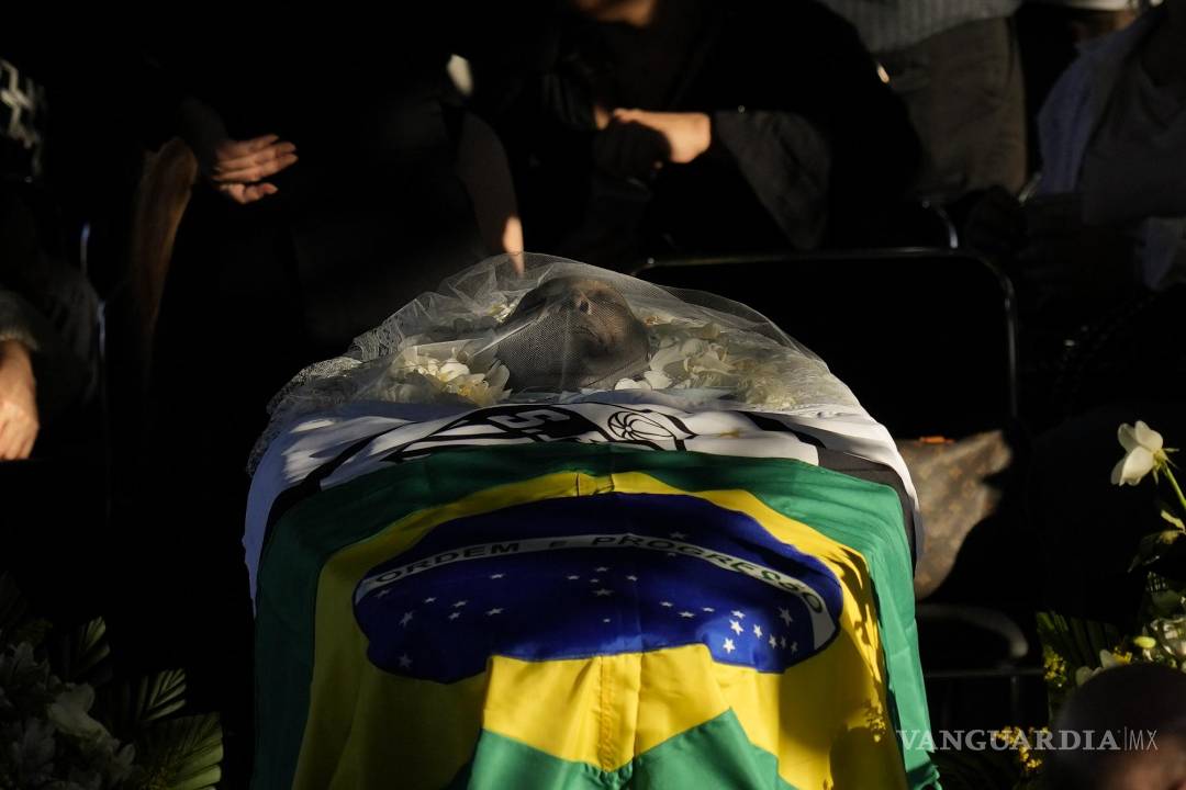 $!Los restos mortales de Pelé, el as brasileño del fútbol, durante la capilla ardiente habilitada en el estadio Vila Belmiro, en Santos, Brasil, el 2 de enero de 2023.