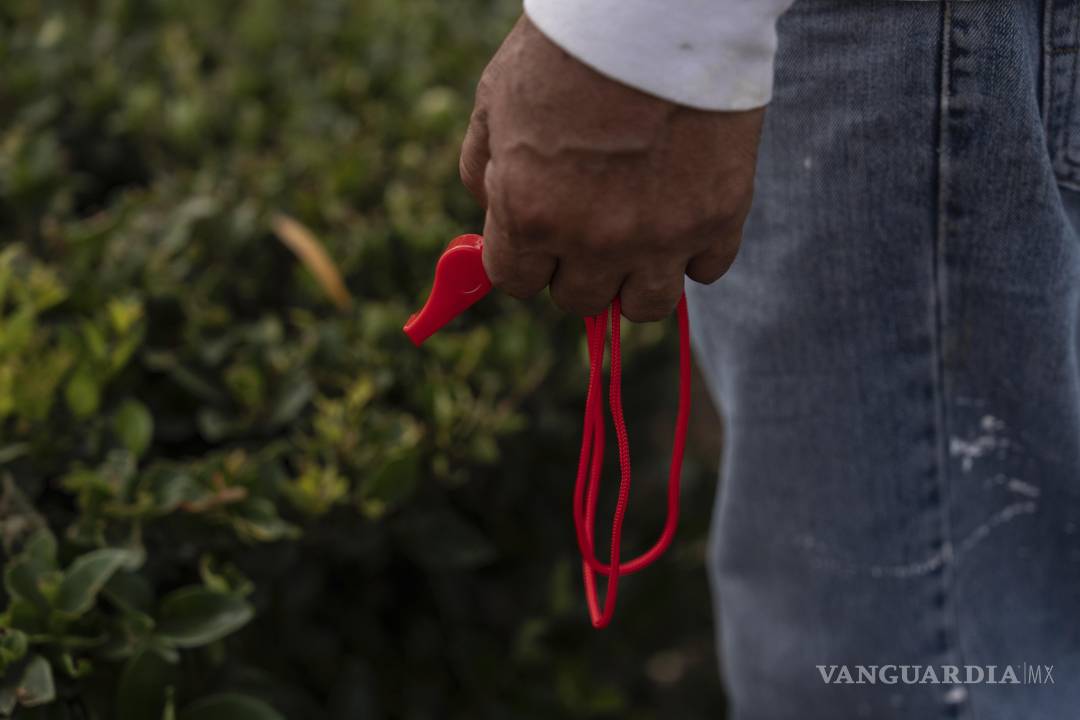 $!Un trabajador eventual con un silbato espera trabajo en el estacionamiento de una tienda Home Depot en la zona de Van Nuys, en Los Ángeles.