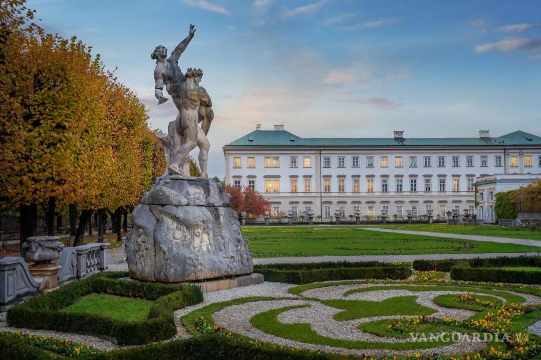 $!Palacio de Mirabell, y sus jardines, al atardecer, en Salzburgo, Austria.