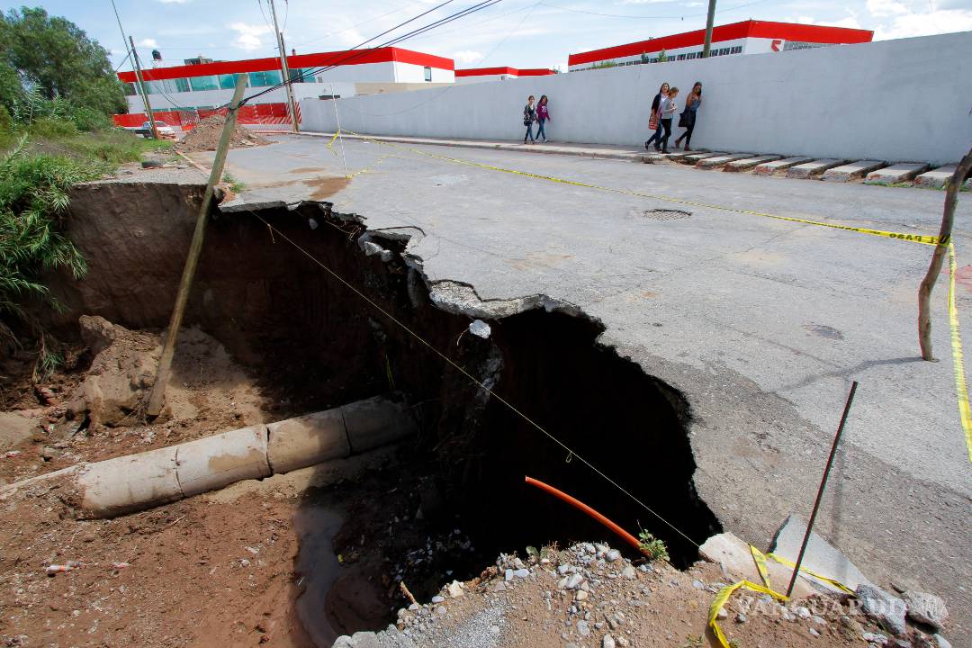 $!Cierran acceso de la UVM en Saltillo por enorme pozo