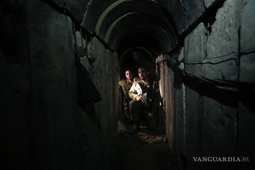 $!Soldados israelíes caminan por un túnel descubierto cerca de la frontera entre Israel y Gaza el domingo 13 de octubre de 2013.