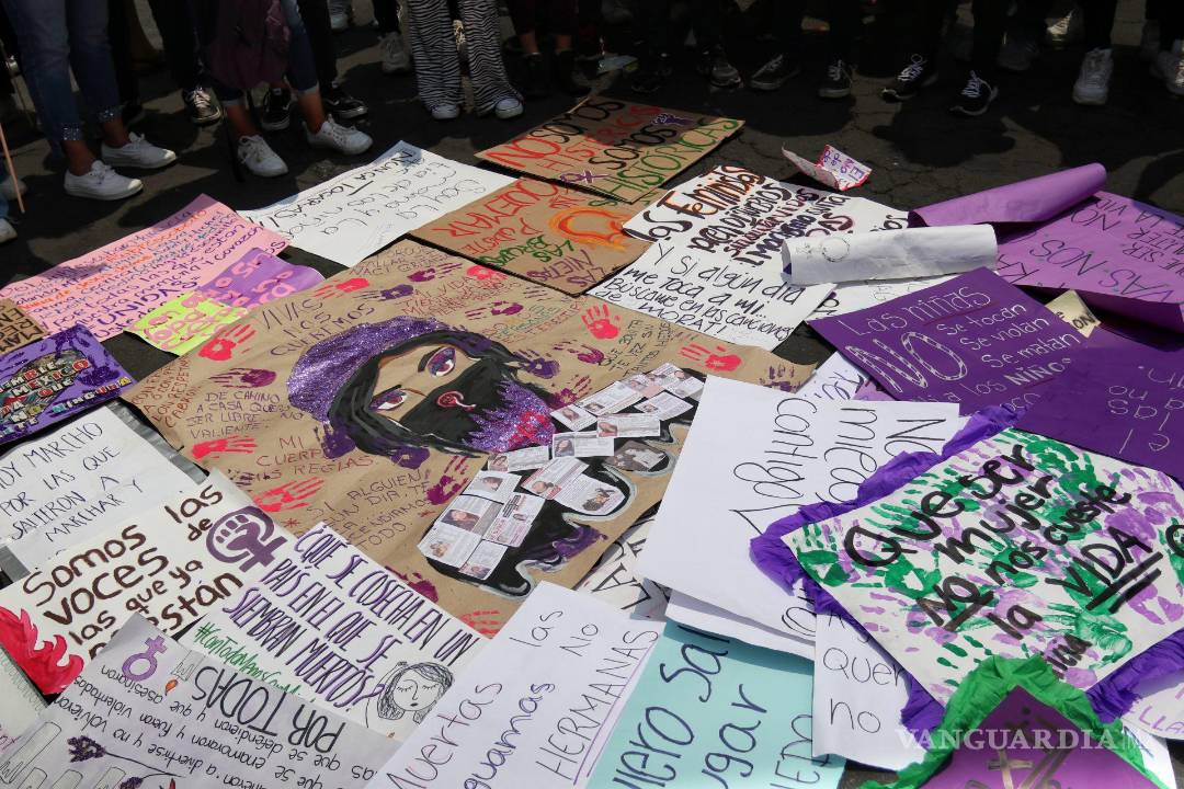 $!Pancartas en contra de la violencia hacia las mujeres.