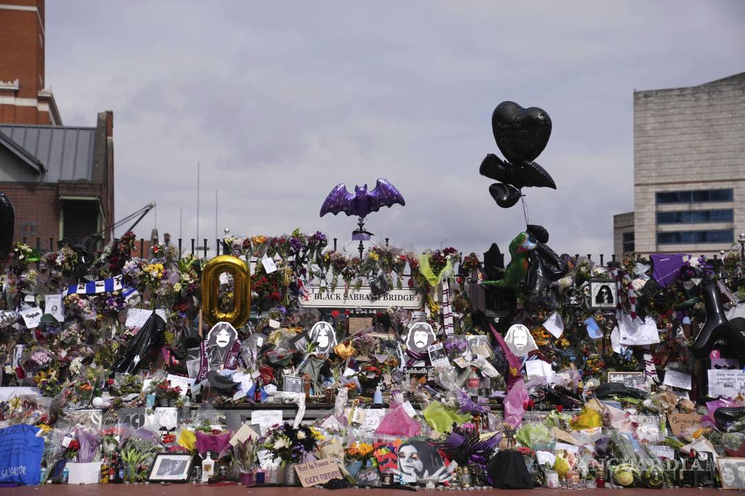 $!Ofrendas florales colocadas en el banco del puente Black Sabbath en Broad Street en memoria del líder de Black Sabbath, Ozzy Osbourne.