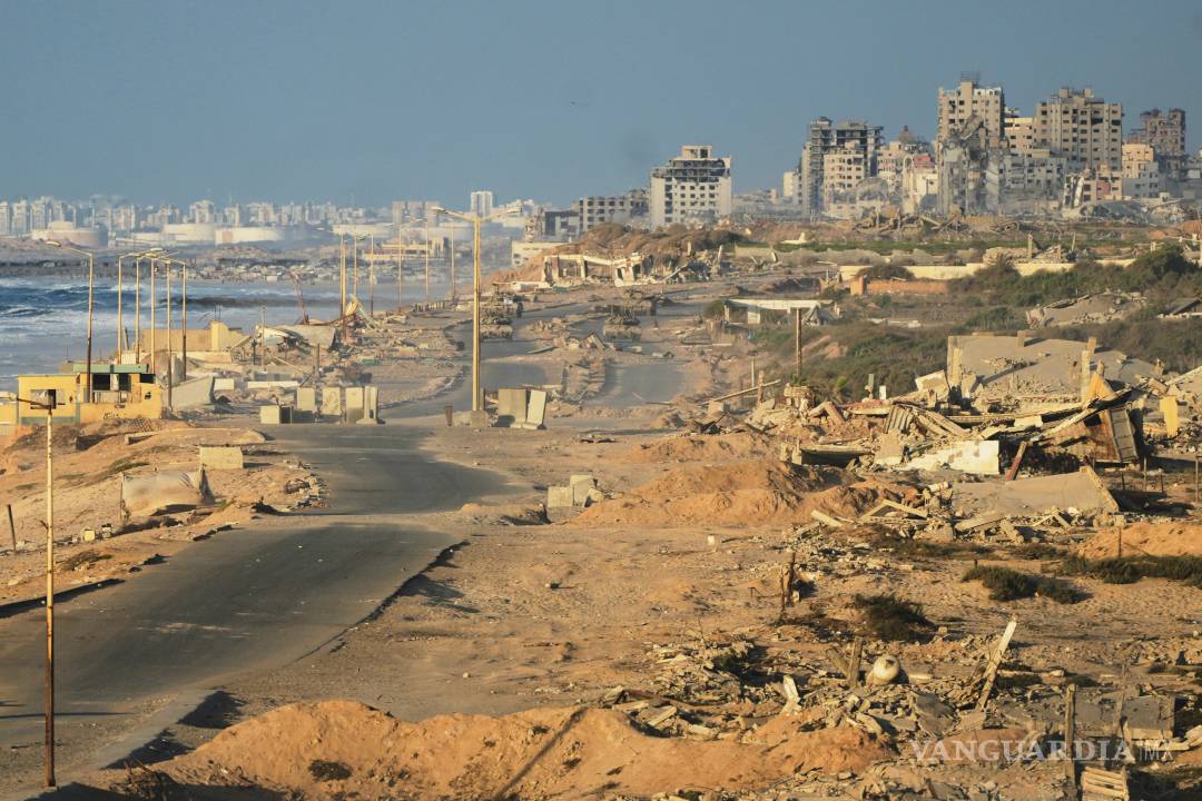 $!Los tanques israelíes están posicionados en la carretera costera que conduce a la ciudad de Gaza, cerca de Wadi Gaza, en el centro de la Franja de Gaza.