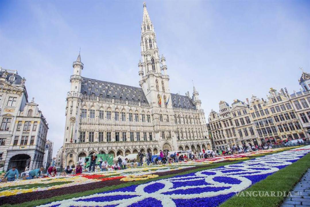 $!Alfombra flores con motivos japoneses cubre la Gran-Place de Bruselas