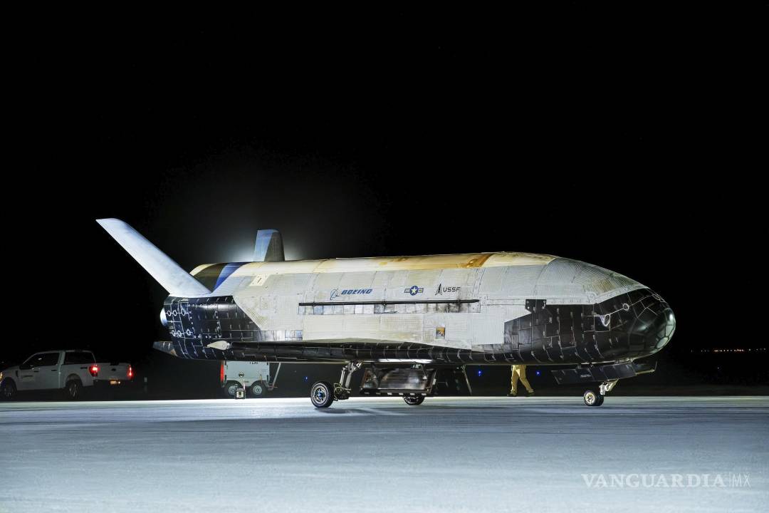 $!El vehículo de prueba orbital X-37B-7 (OTV-7), un avión espacial no tripulado aterrizó con éxito en la Base de la Fuerza Espacial Vandenberg, California.