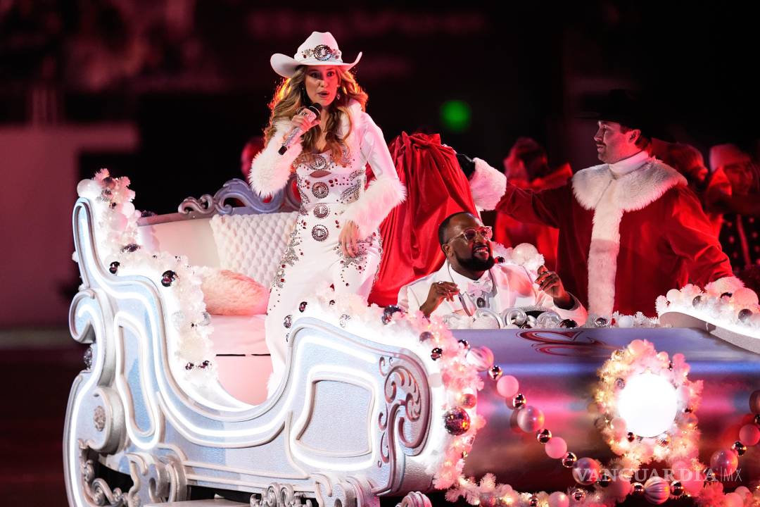 $!Lainey Wilson aportó el toque country al interpretar Santa Claus Is Coming to Town durante el espectáculo.