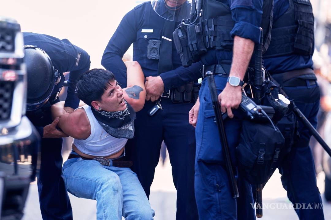 $!Un manifestante es detenido en Los Ángeles tras la redada contra la inmigración. AIC destaca que casi uno de cada cuatro empresarios en Estados Unidos son migrantes.