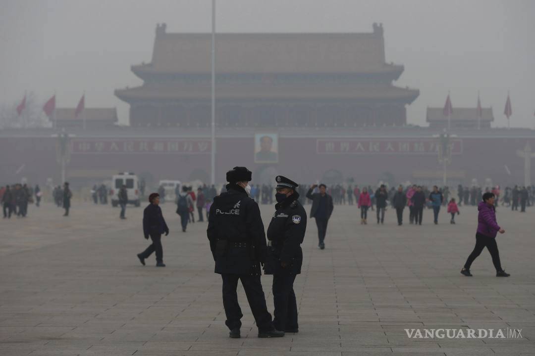 $!Una nube espesa y gris envuelve a Beijing en por segundo día