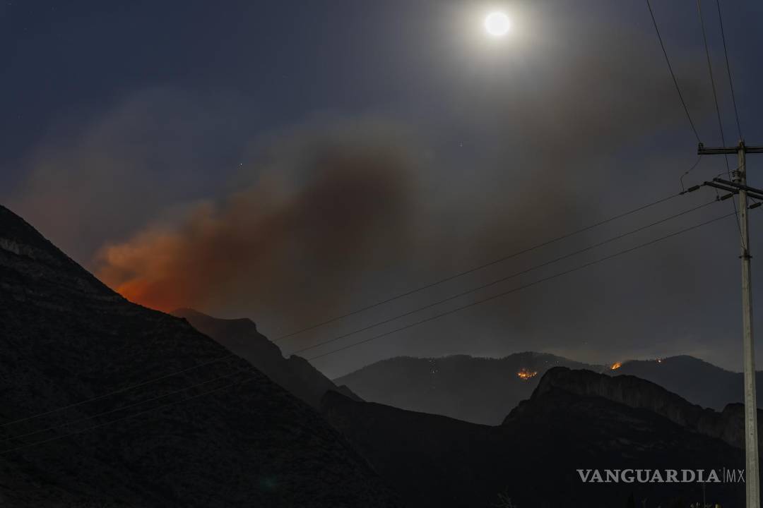 $!Saltillo, Coahuila 14 de mayo del 2022 Incendio en lo alto del Cañón de San Lorenzo, visto desde la colonia Parajes de Santa Elena.