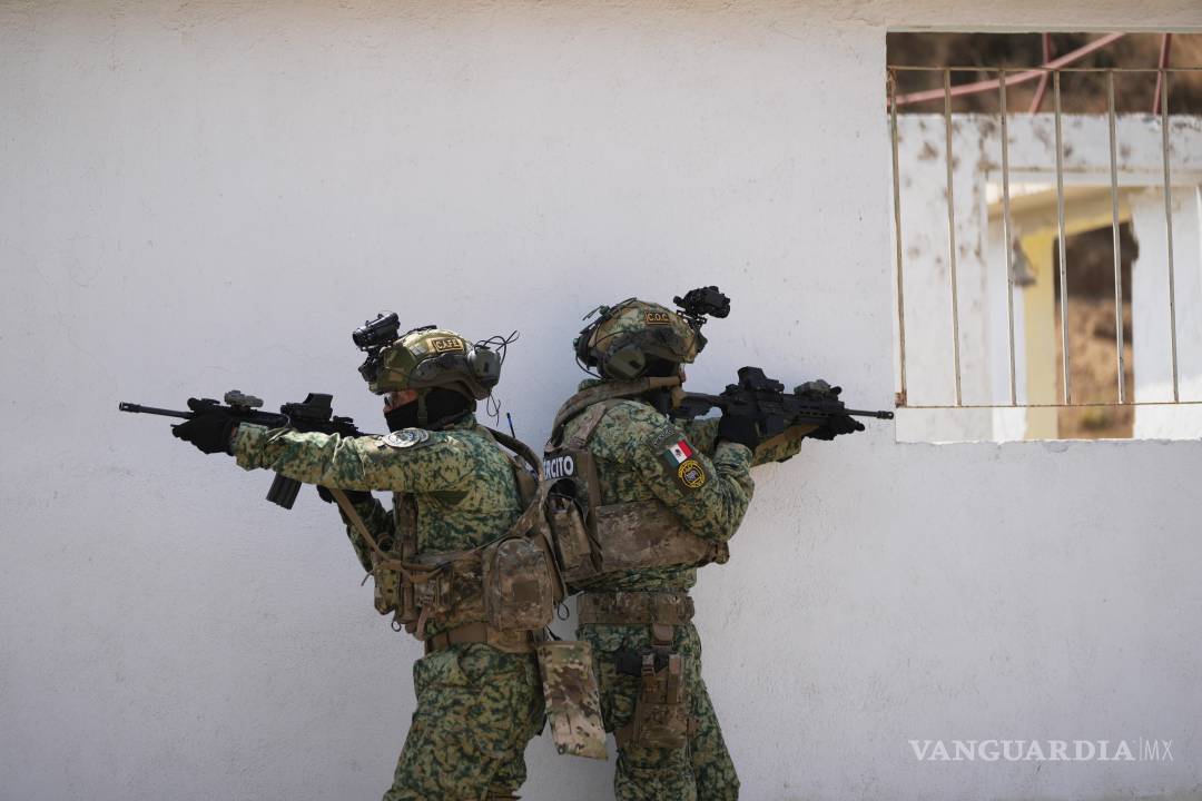 $!Una unidad de fuerzas especiales del Ejército mexicano participa en un simulacro antiterrorista en un centro de entrenamiento.