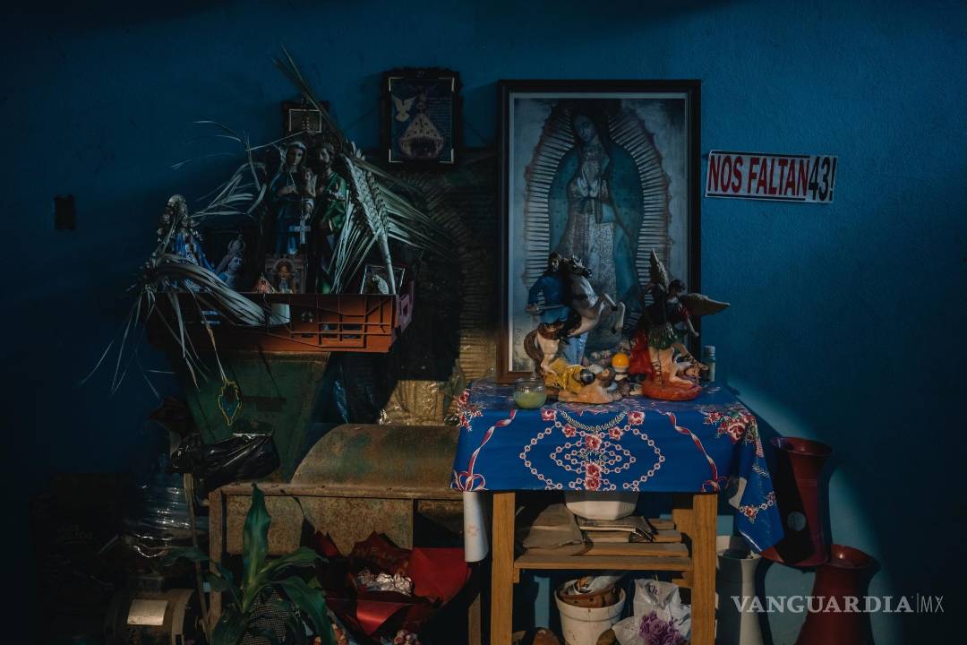 $!Un altar por la desaparición de 43 estudiantes en la casa de Cristina Bautista en Tixtla. Bautista madres de Benjamín Ascencio, uno de los 43 desaparecidos.