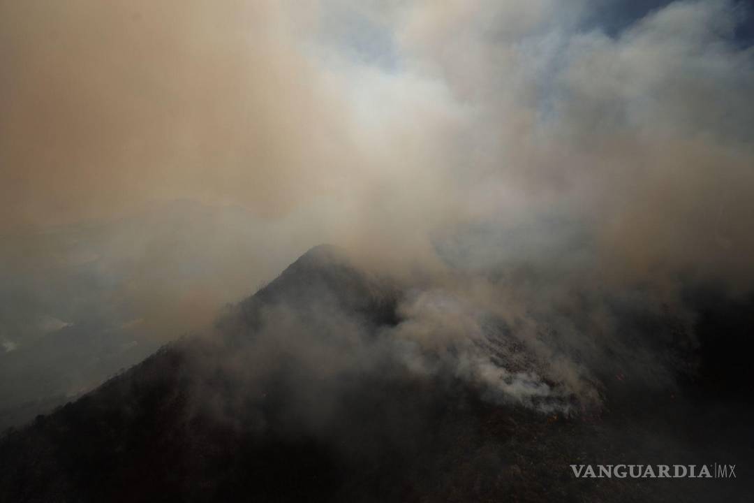 $!Saltillo, Coahuila 19 de mayo de 2022. Autoridades informaron que están en espera un avión DC-10 que descargará de retardante y así poder sofocar las fuertes llamas.