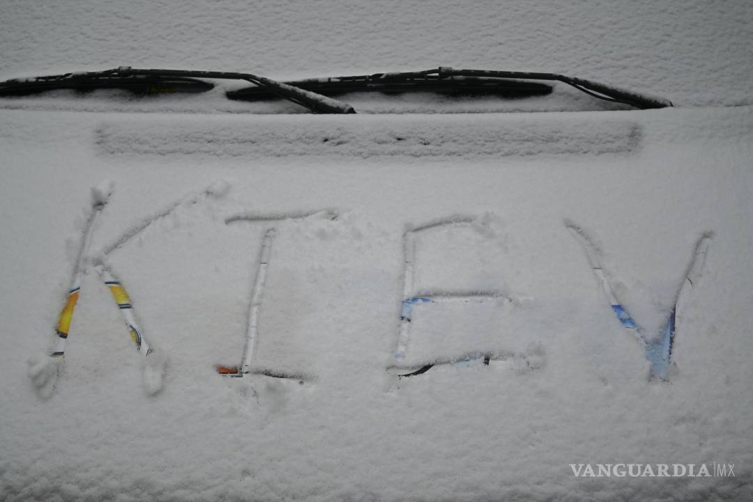 $!Vista de un parabrisas de un coche con la palabra Kiev escrita sobre la nieve. EFE/Ignacio Ortega