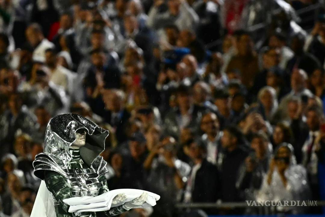 $!Amazona cruzando a galope sobre un caballo de metal por el Sena.