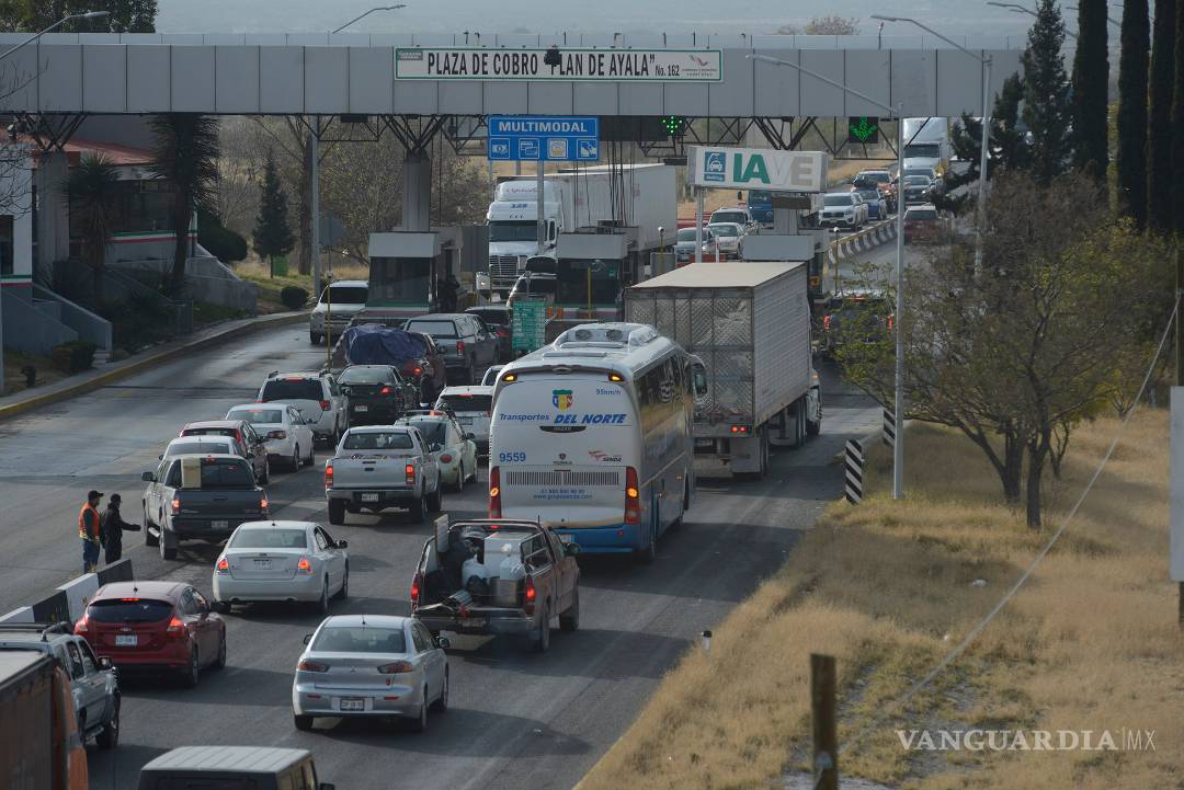$!Acusan viajeros falta de personal en casetas de cobro
