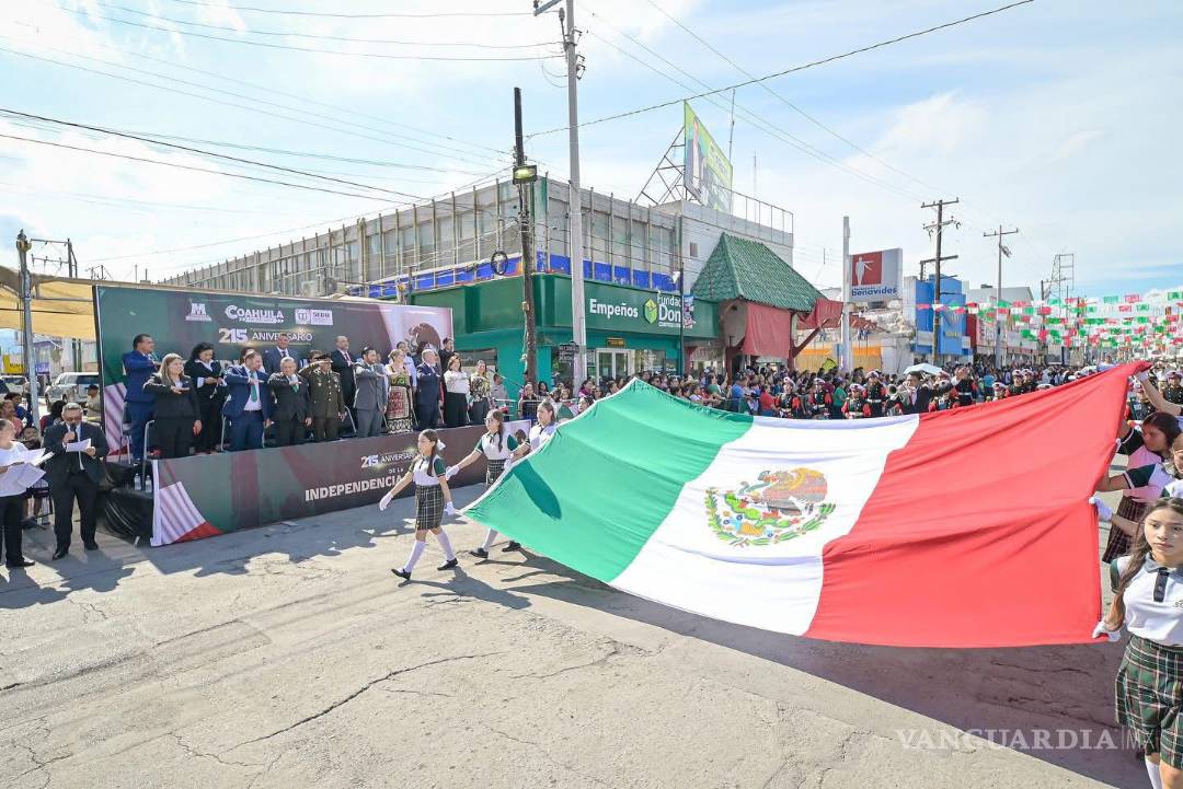 $!Contingentes escolares y de seguridad desfilaron en las calles del primer cuadro de la ciudad.