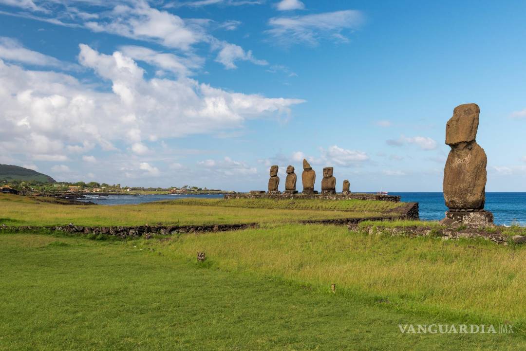 $!Fila de 'moais' en la Isla de Pascua.