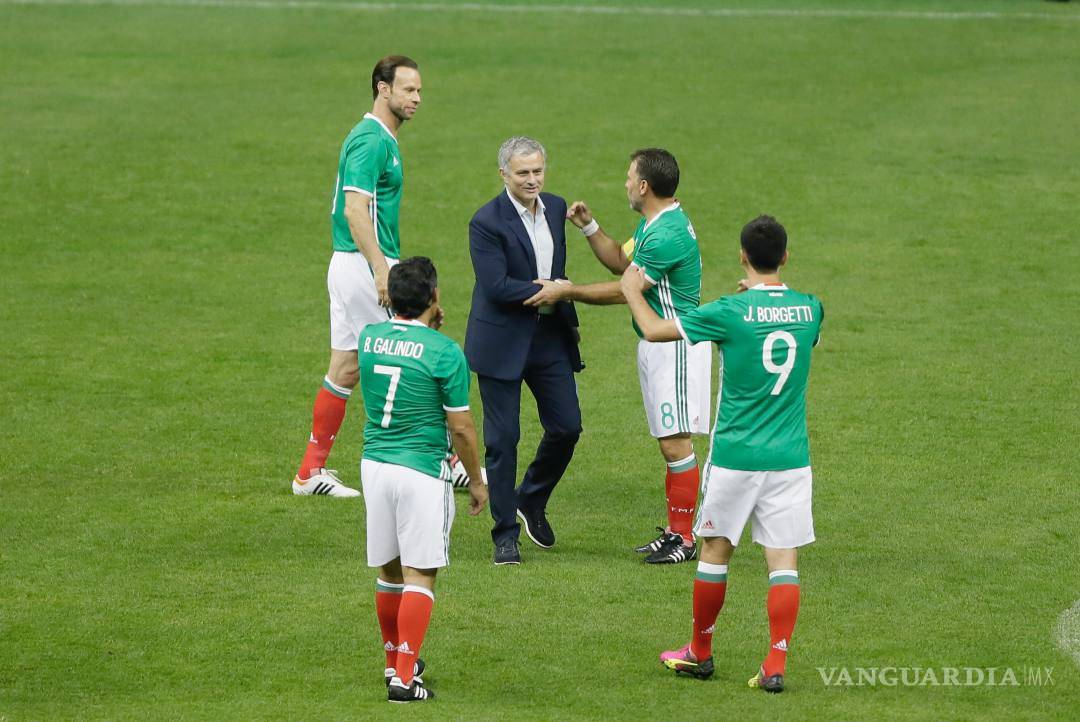 $!Brilla el Estadio Azteca con duelo de leyendas y goles de Figo