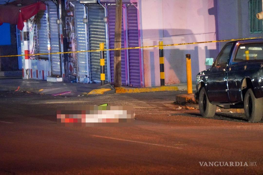 $!La víctima vestía playera del Cruz Azul y short rojo al momento del accidente, según el reporte oficial.