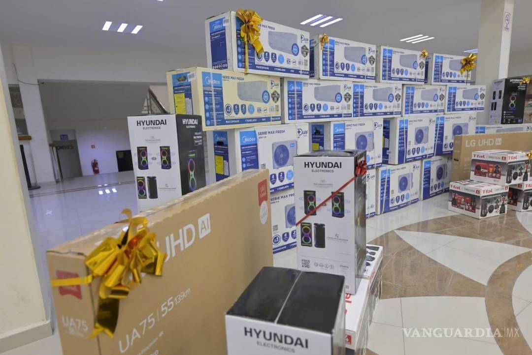 $!Autoridades municipales durante la entrega de premios a contribuyentes cumplidos.