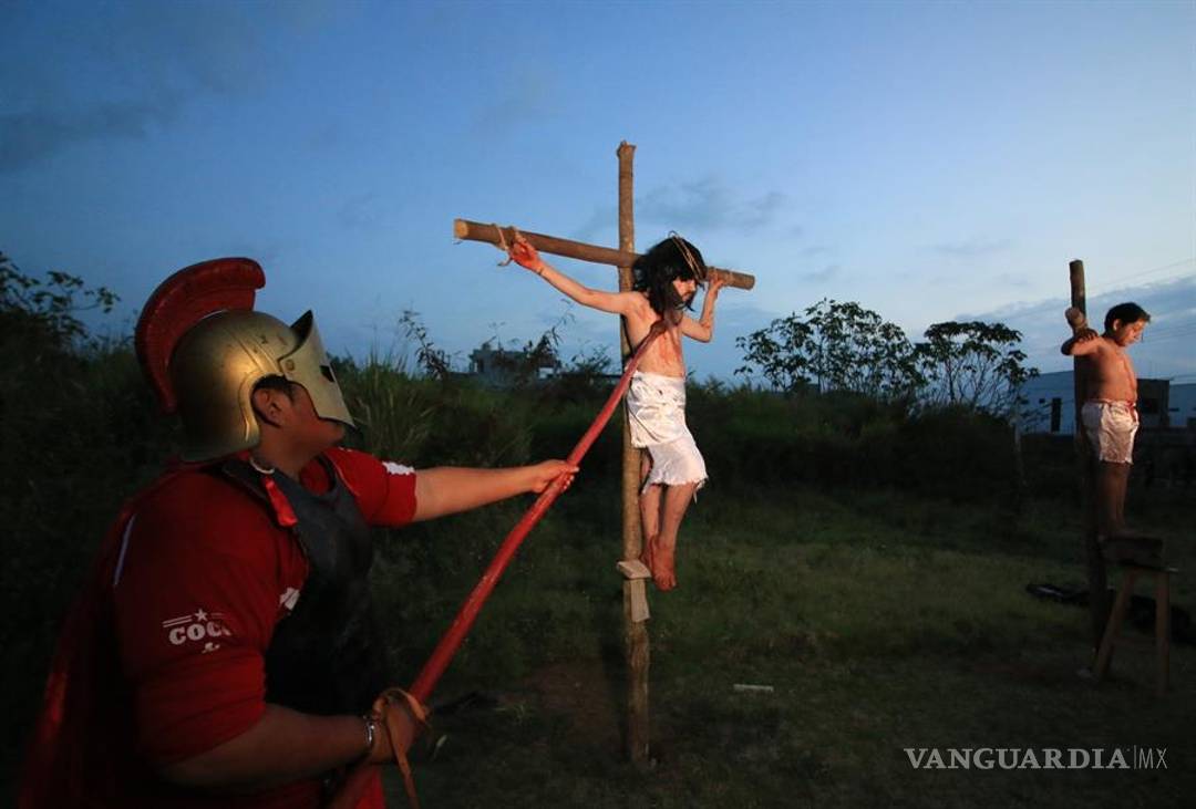 $!Viacrucis infantil pide el fin de la pandemia y los feminicidios en México