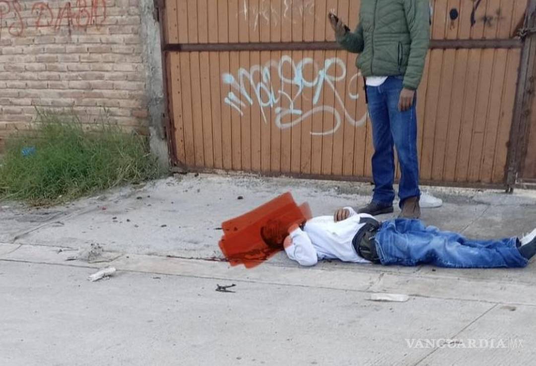 $!Las autoridades de Saltillo inspeccionan la escena del accidente en el cruce de Camino a Cañón de San Lorenzo y Fernando Montes de Oca.