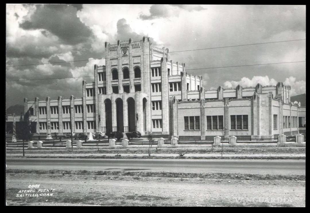 $!El Ateneo Fuente, joya arquitectónica de los años 30, ha sido cuna de generaciones de estudiantes en la capital coahuilense.