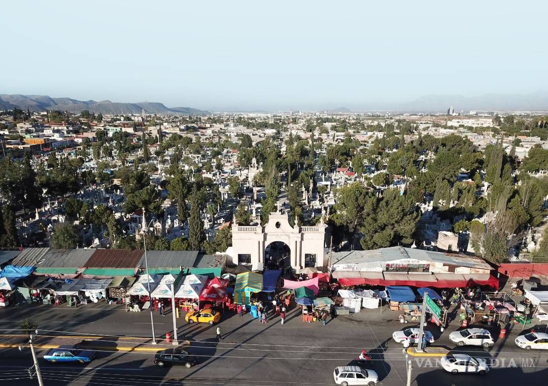 $!Esperan panteones de Saltillo a 100 mil visitantes