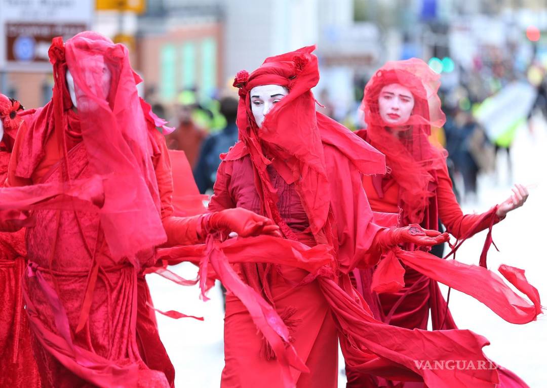 $!Activistas de Extinction Rebellion actúan en una manifestación durante la Cumbre del Clima de la ONU COP26 en Glasgow, Escocia. EFE/EPA/Robert Perry