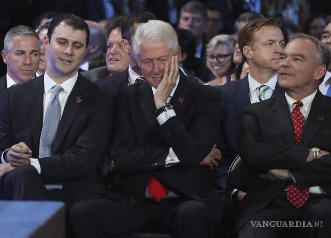 $!Asume Bill Clinton rol como esposo de la candidata