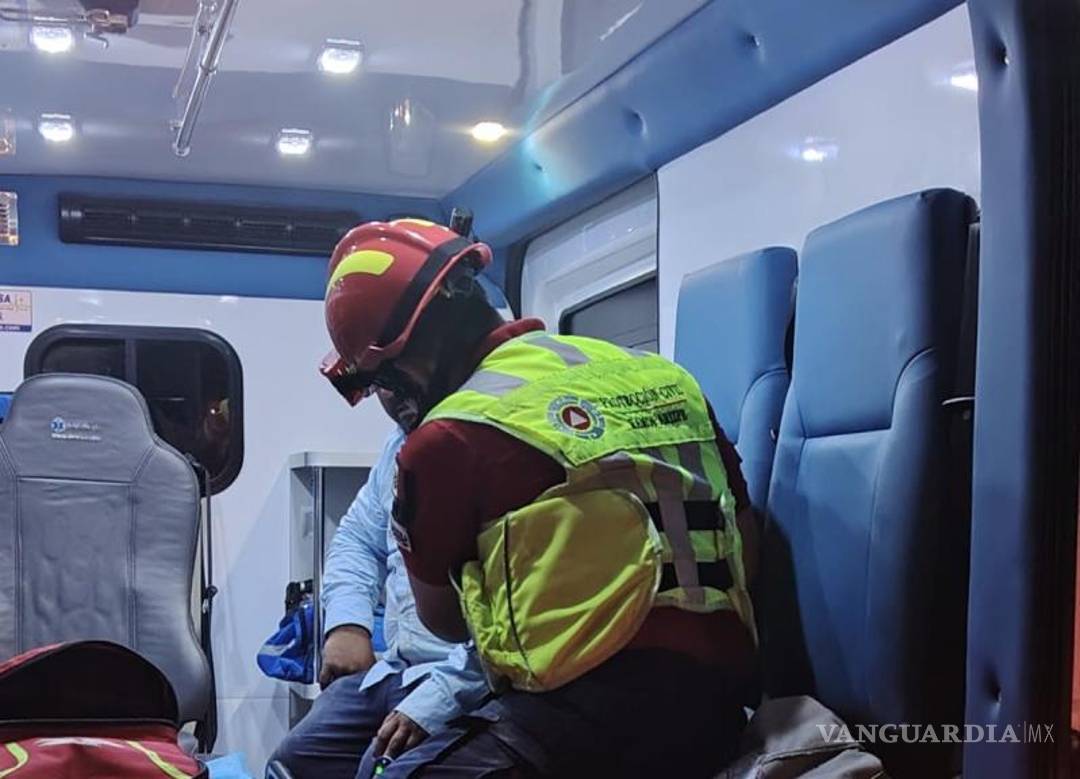 $!El conductor fue auxiliado por paramédicos y posteriormente trasladado al IMSS.