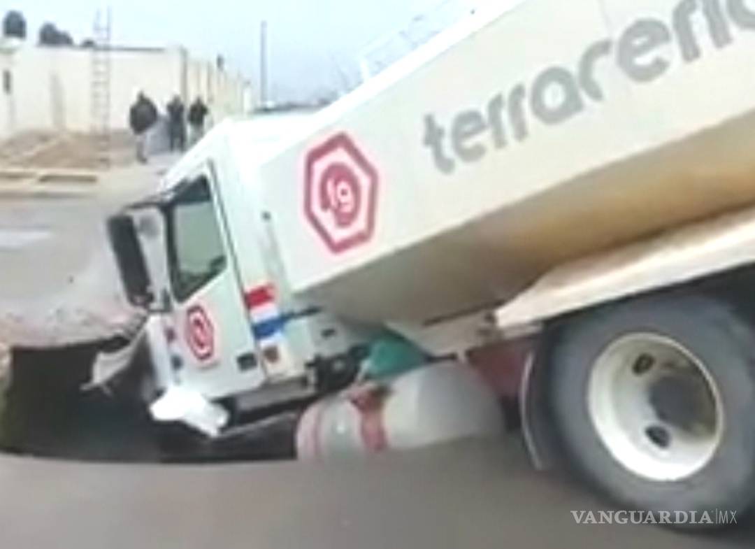 $!Camión prácticamente es “tragado” por la tierra en Torreón