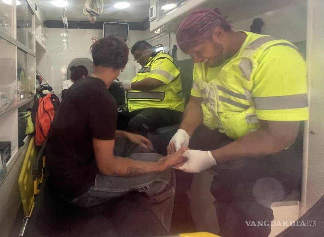 $!El joven herido, Simón, fue atendido por paramédicos luego de ser alcanzado por una bala en la mano derecha.