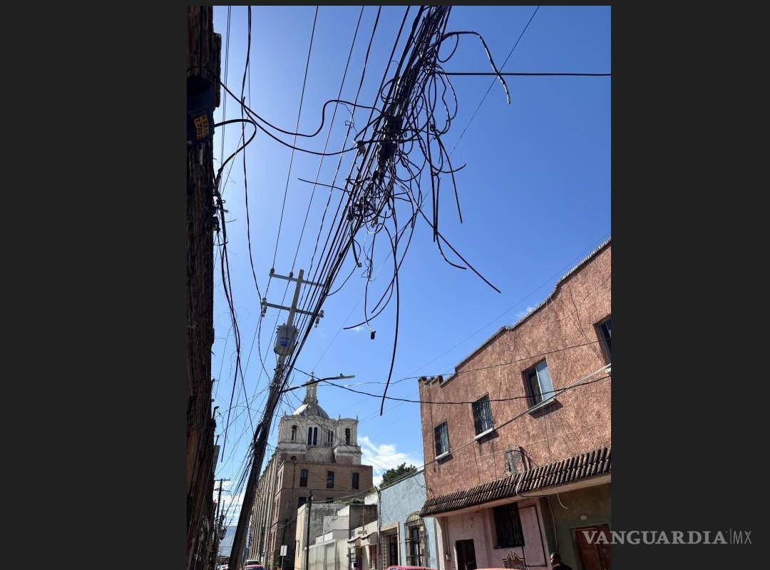 $!Algunos cables están en riesgo de caer.