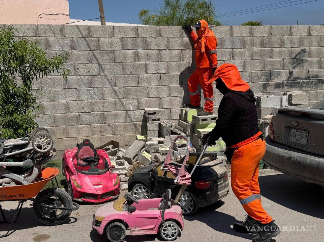 $!Trabajadores retiran objetos voluminosos de patios y calles como parte de las acciones para reducir focos de infección.