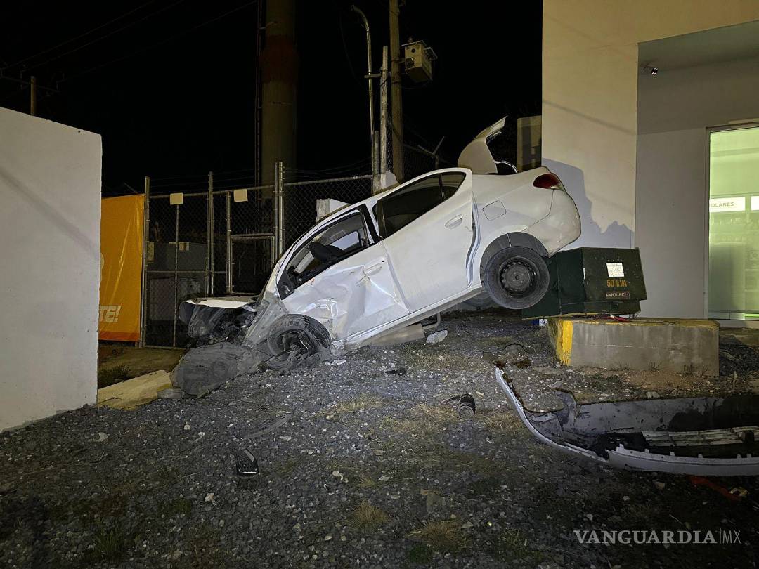 $!Trascendió en el lugar que un grupo de camionetas arribó al sitio, brindándoles ayuda para posteriormente trasladarlos a las instalaciones de la Cruz Roja.