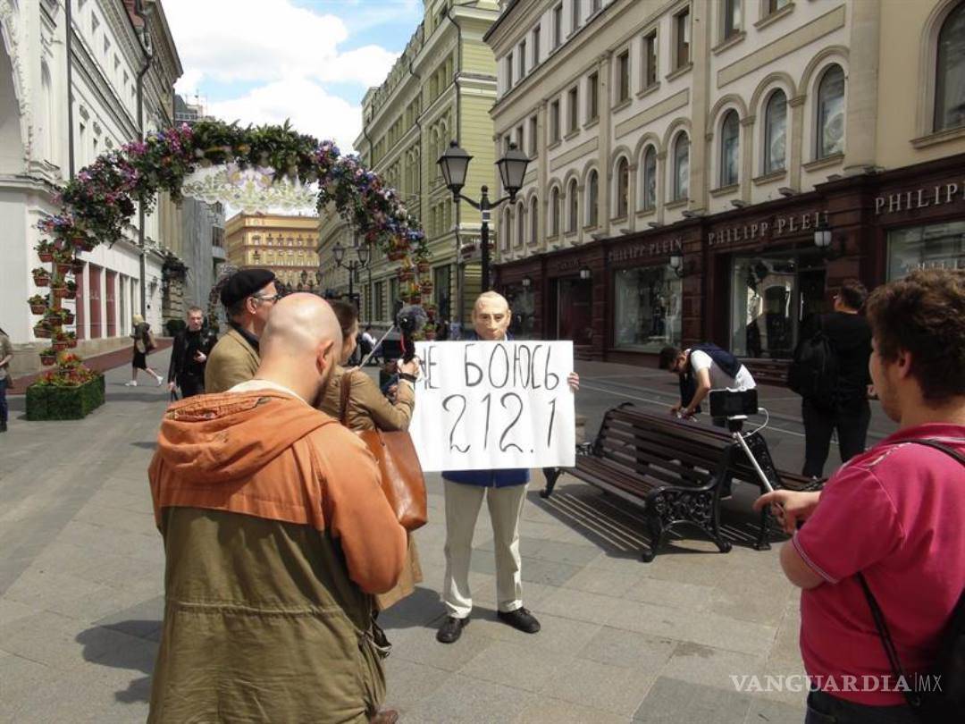 $!Hombre con máscara de Putin desafía al Kremlin