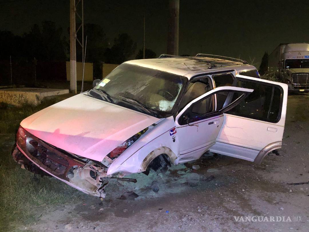 $!La camioneta fue remolcada por una grúa y llevada a un depósito.