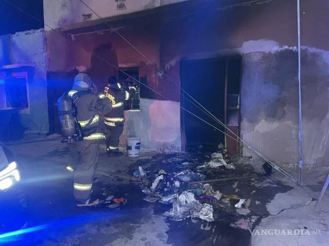 $!Restos calcinados de basura y ropa quedaron tras el incendio en la colonia Santa Anita.