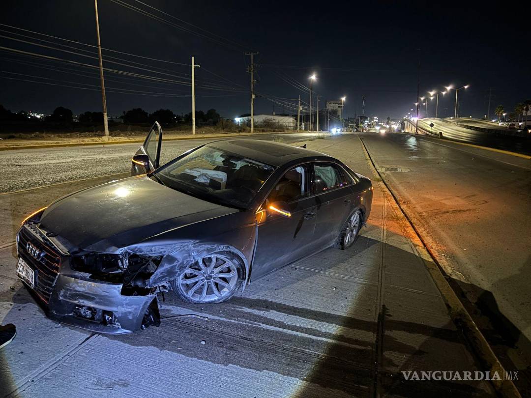 $!Un Audi A4 colisionó minutos después al no percatarse de los restos del muro de contención.