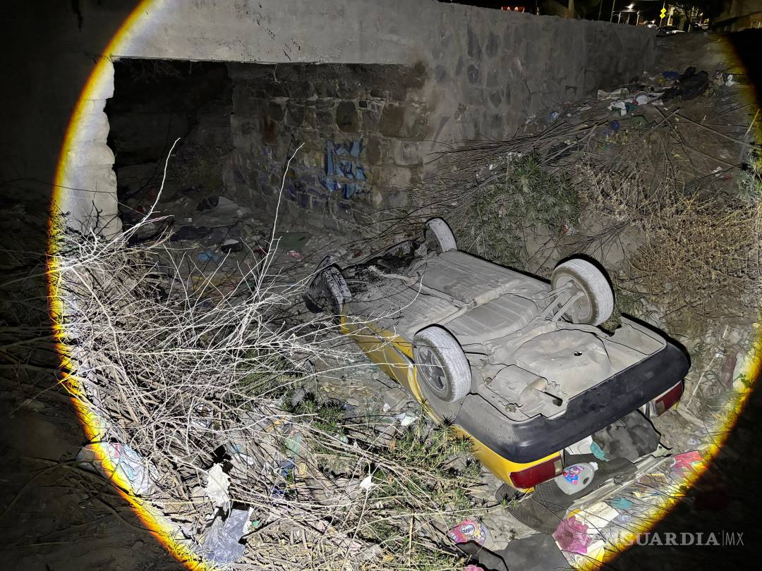 $!Elementos de Tránsito Municipal inspeccionaron el vehículo al no saber si había personas en su interior.