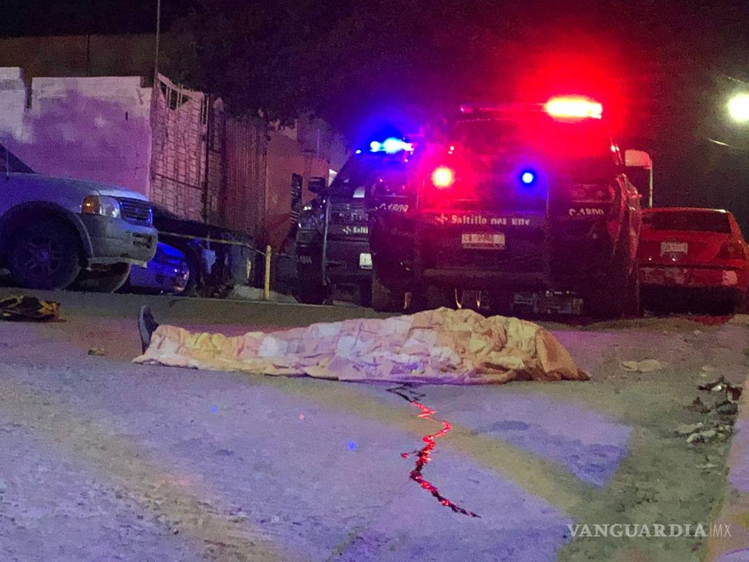 $!El cuerpo yacía inerte sobre el pavimento.