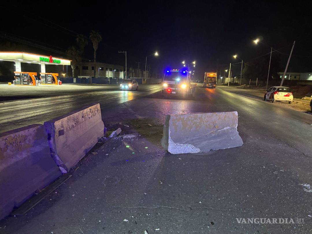 $!El muro de contención quedó dañado y bloqueó parcialmente un carril de alta velocidad.
