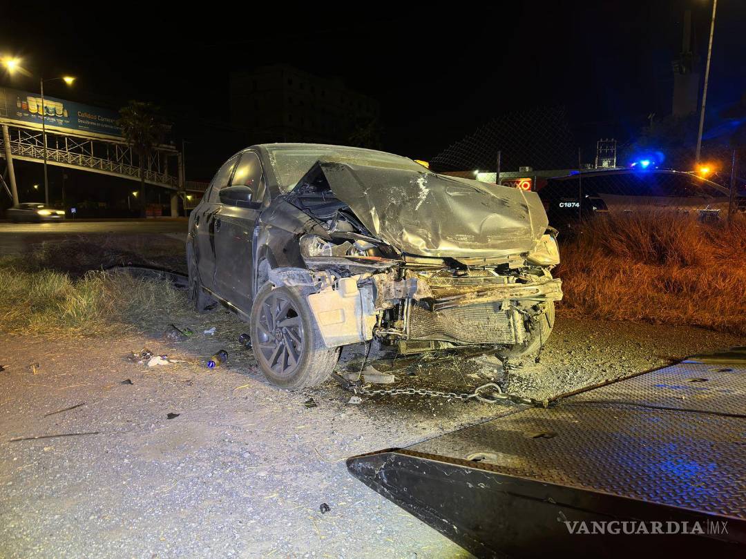 $!El Volkswagen Vento terminó dentro de un terreno baldío tras el choque por alcance en el bulevar Venustiano Carranza.